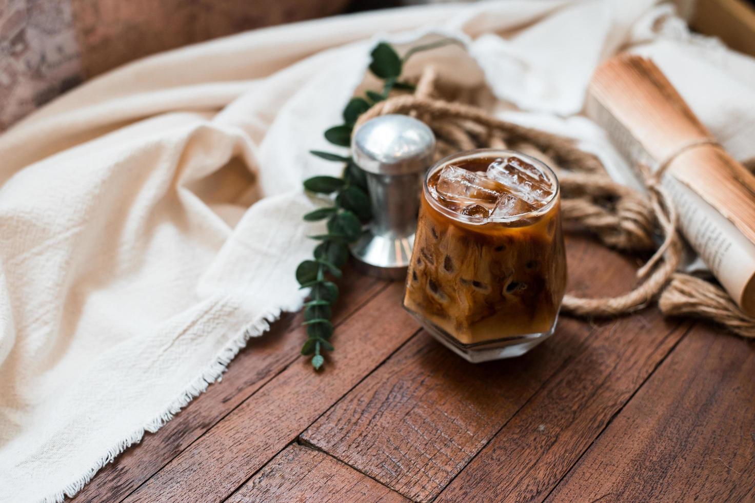 glas kaffe med mjölk på bordet foto