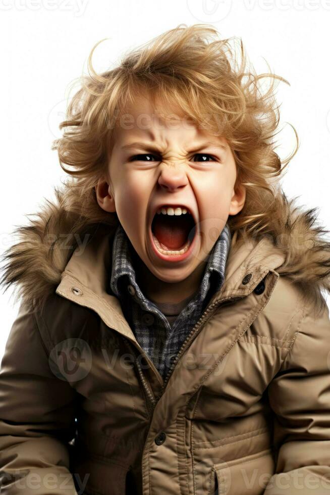 en enda barn skrikande i frustration isolerat på en vit bakgrund foto
