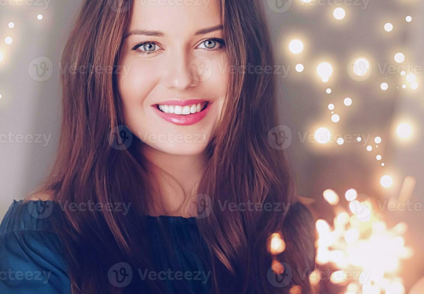 Semester magi, jul och ny år firande, Lycklig kvinna med sparklers foto
