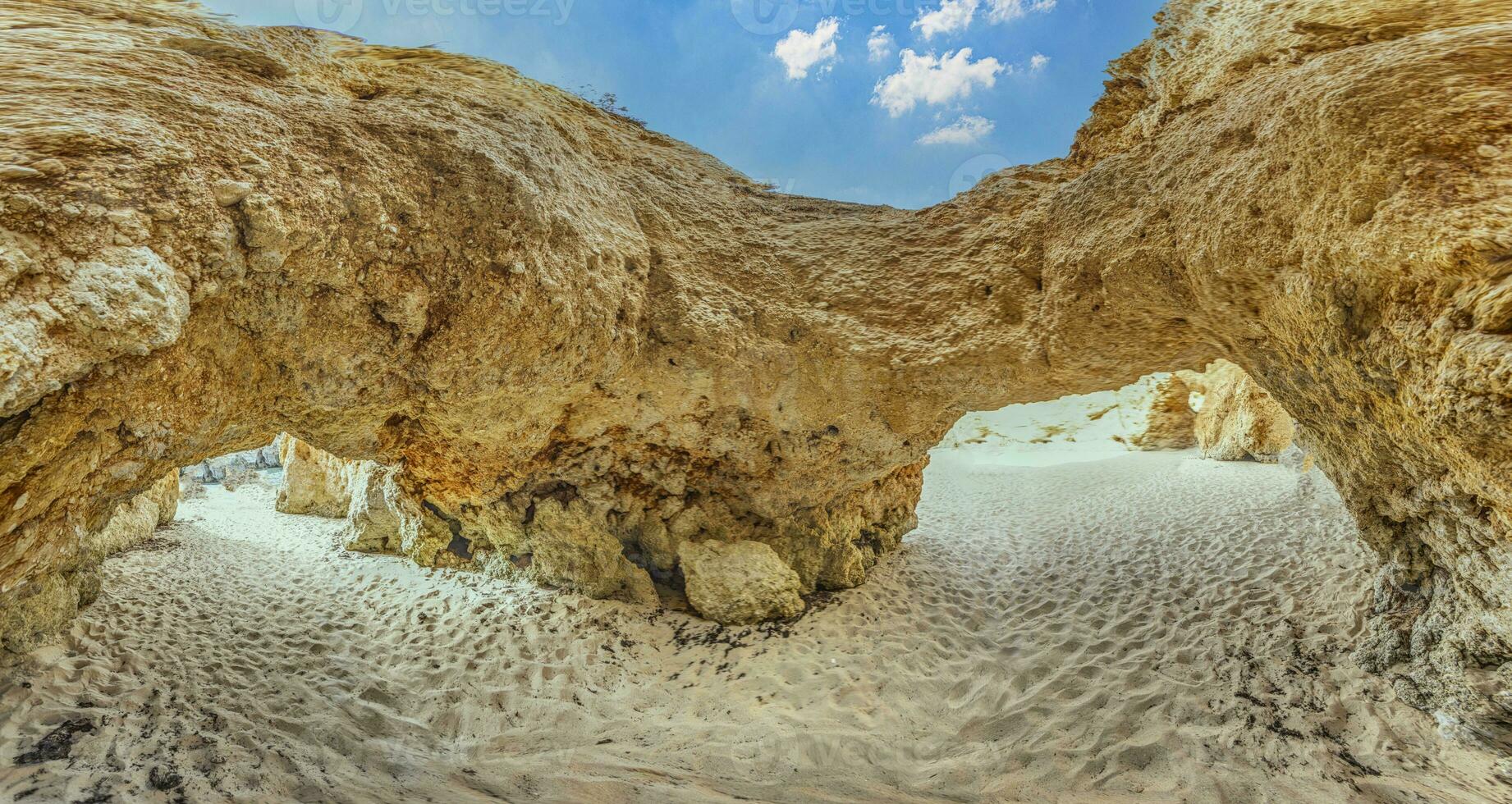 panorama- bild mellan de klippor på praia do prainha på de portugisiska algarve kust under de dag foto