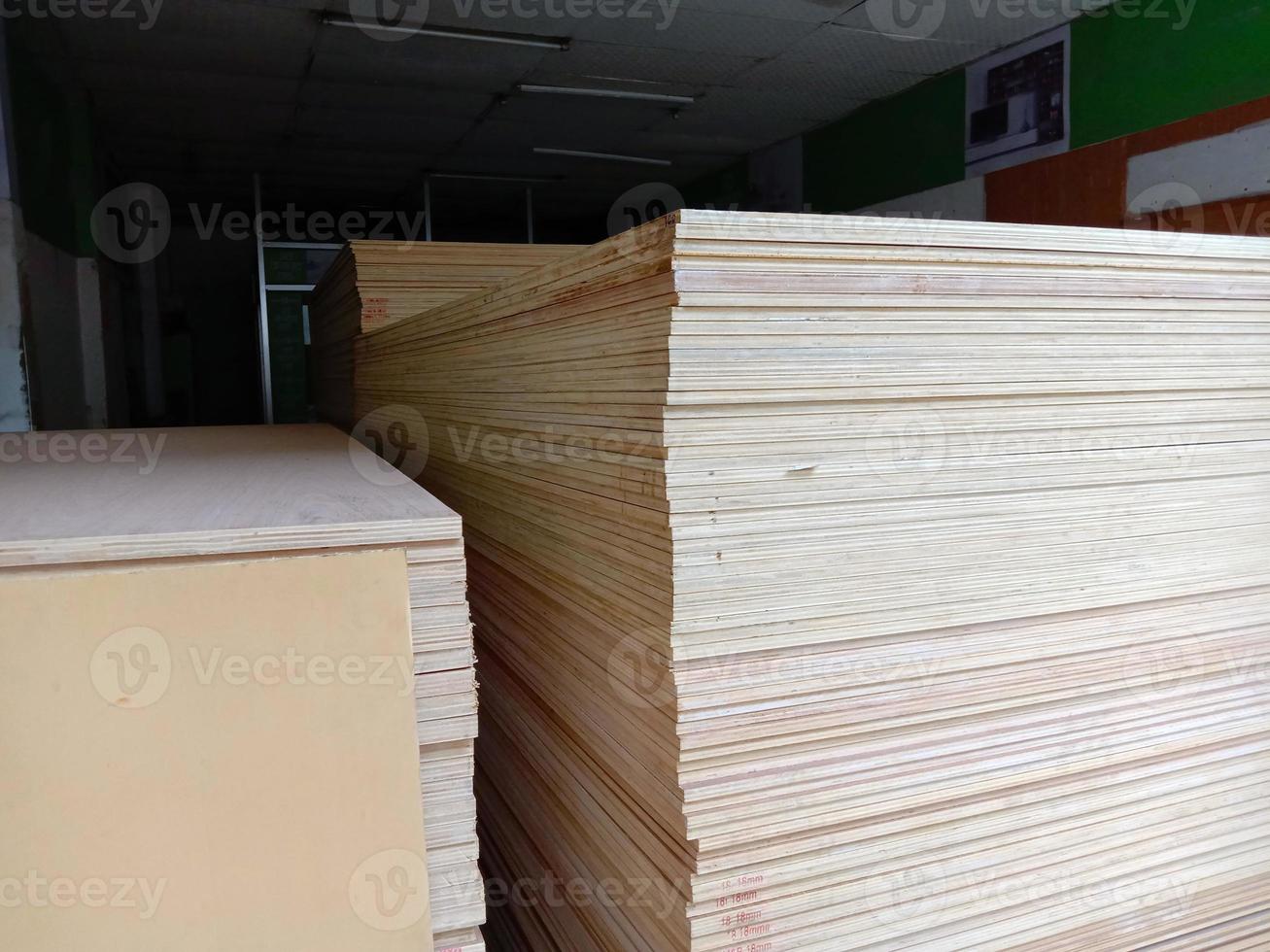 plywood lager i butik för försäljning foto