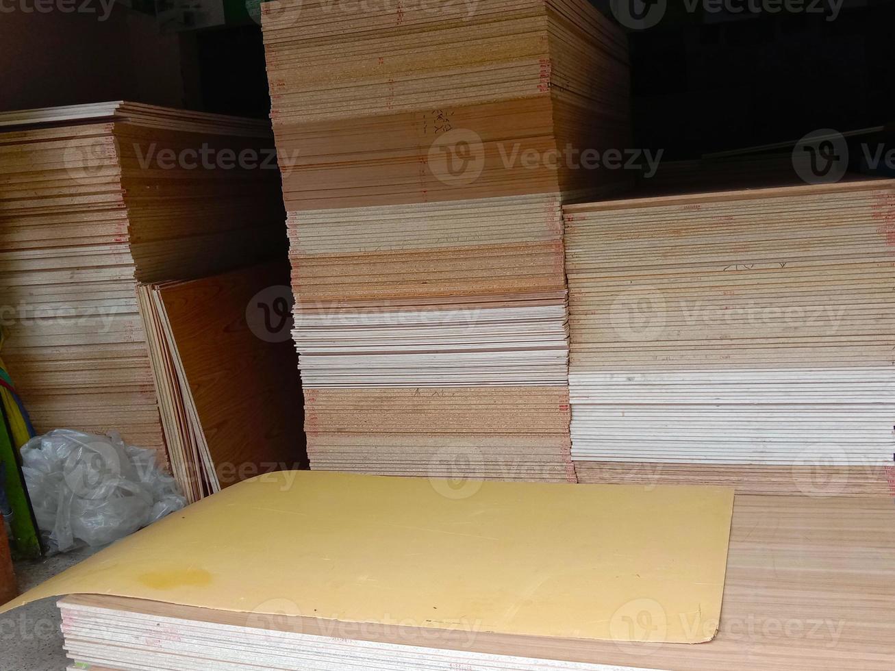 plywood lager i butik för försäljning foto