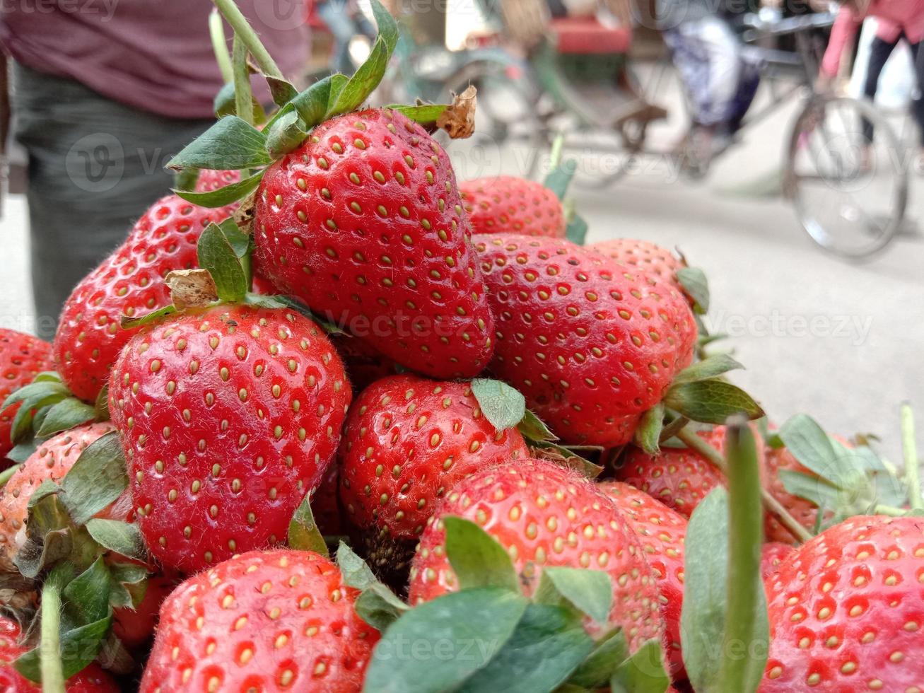 läckra och hälsosamma färska röda jordgubbar foto