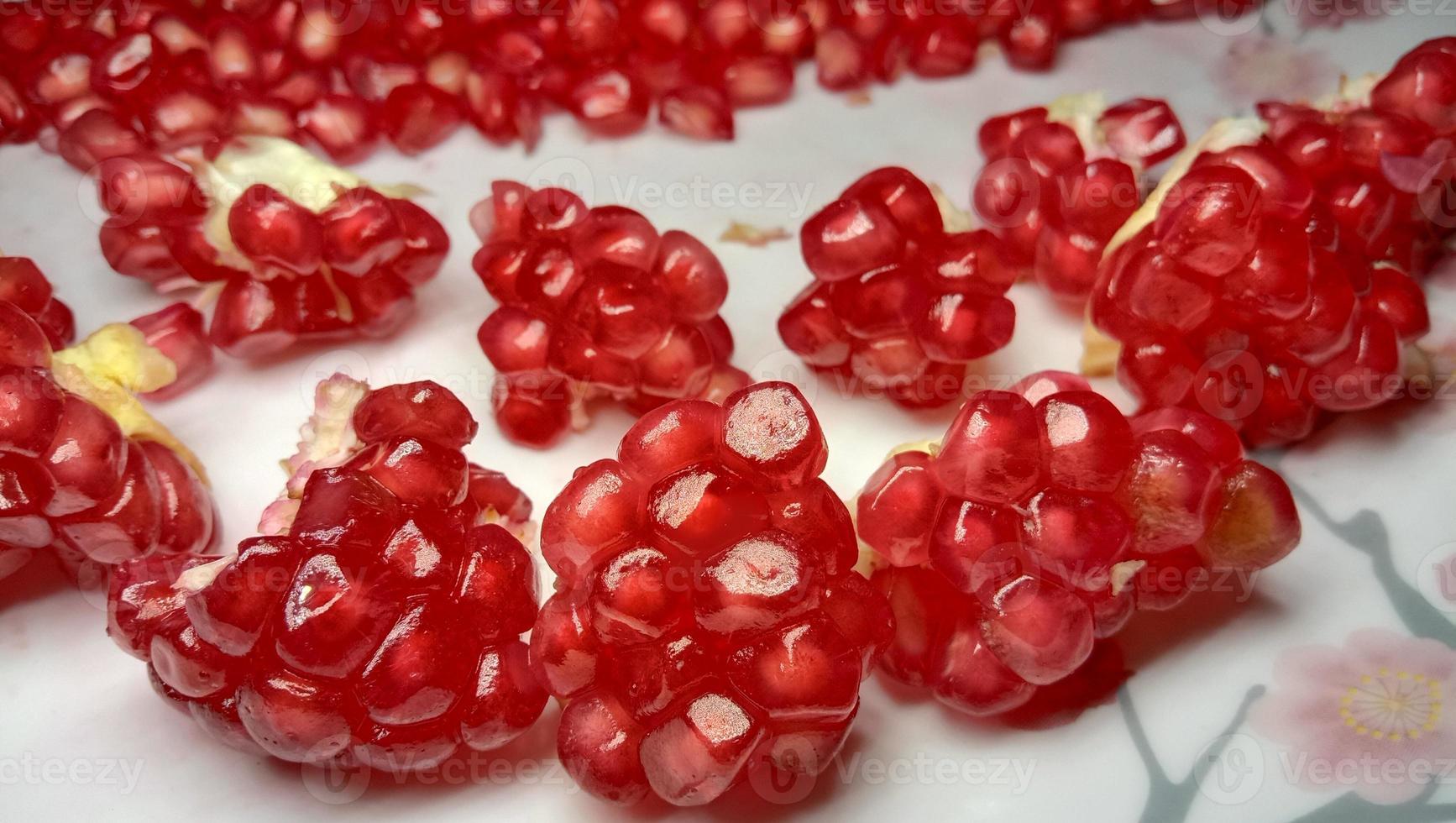 granatäpple frön lager på plattan foto