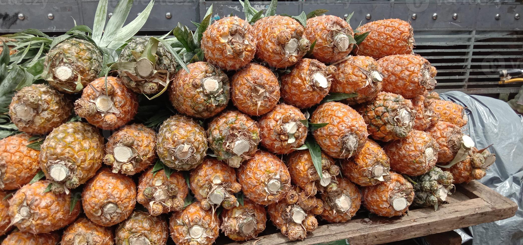 välsmakande och hälsosam orange färgad ananasstock foto