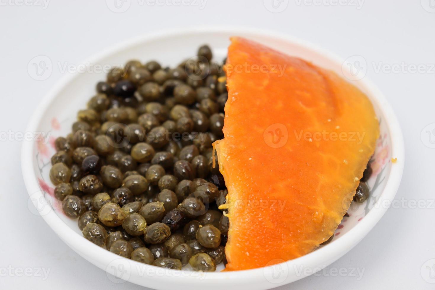 färgglad papaya skär fred med utsäde foto