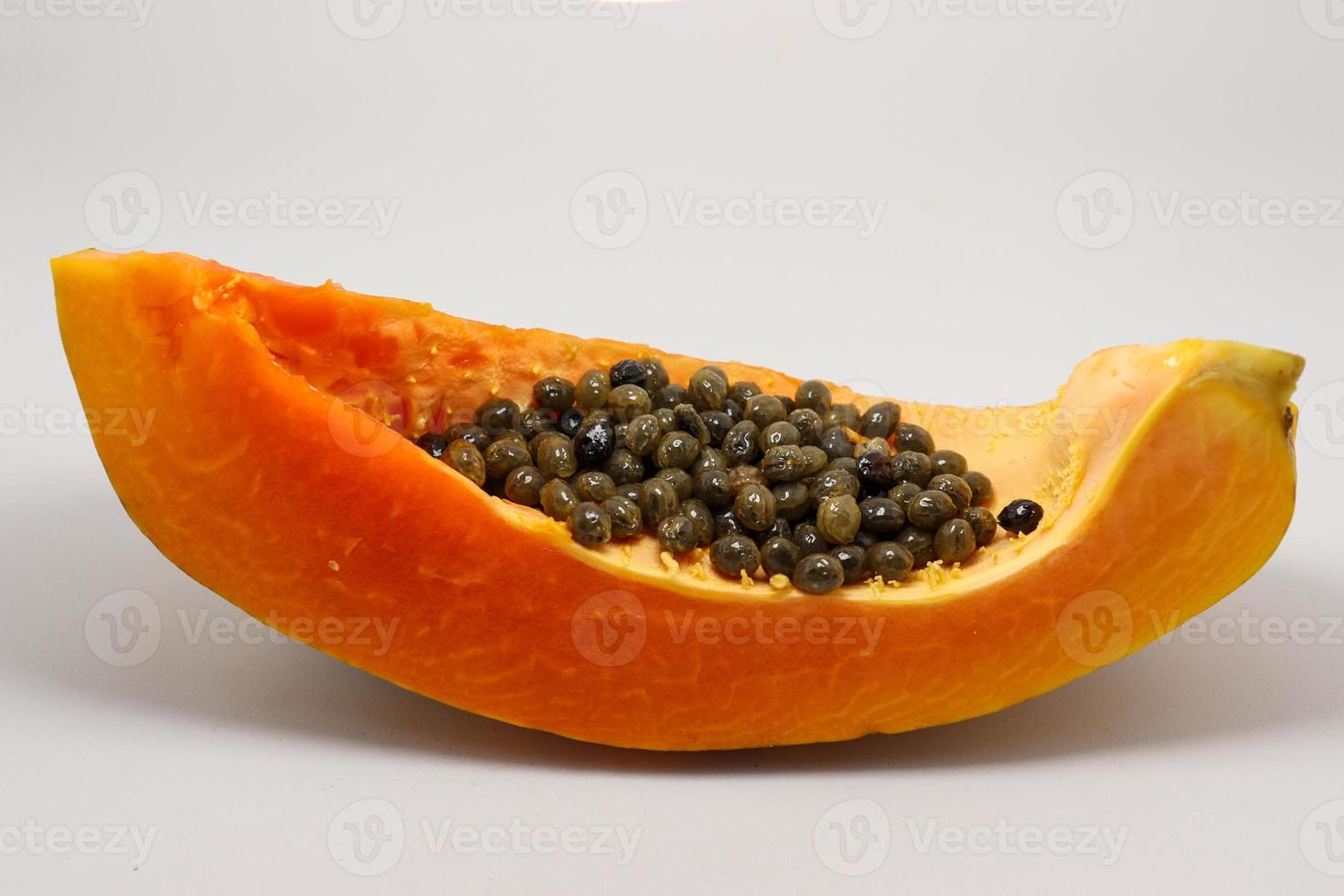 färgglad papaya skär fred med utsäde foto