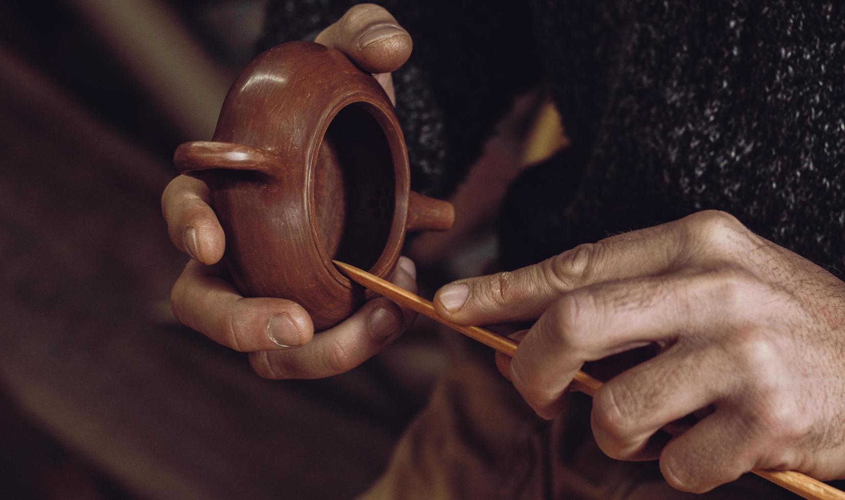 keramiker gör en traditionell kines tekanna foto