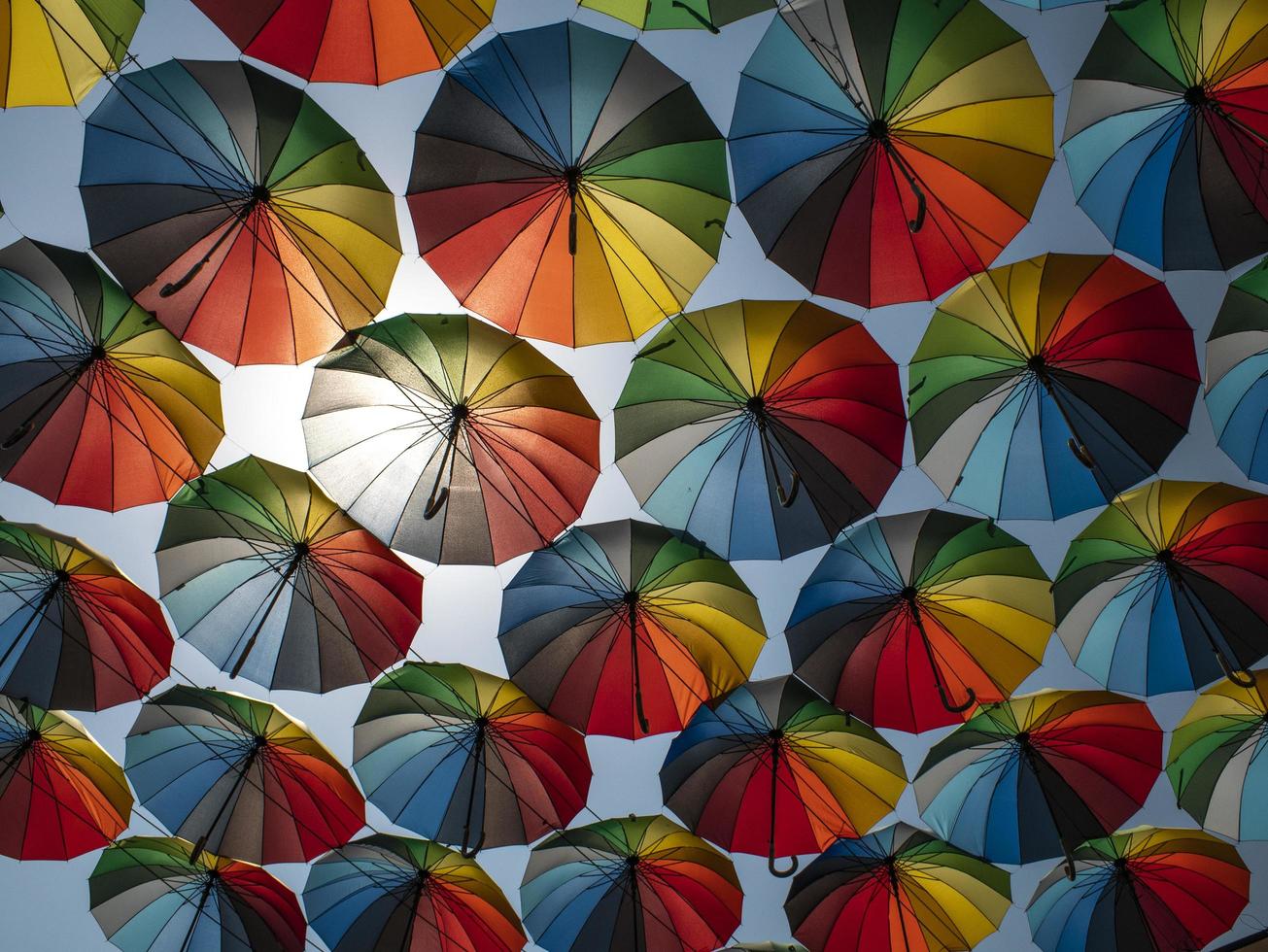 färgglada paraplyer utanför som dekor foto