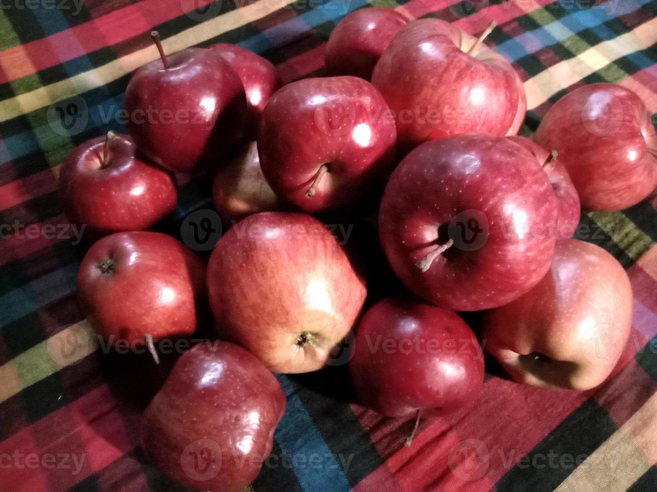 välsmakande och hälsosamt rött äpplelager foto