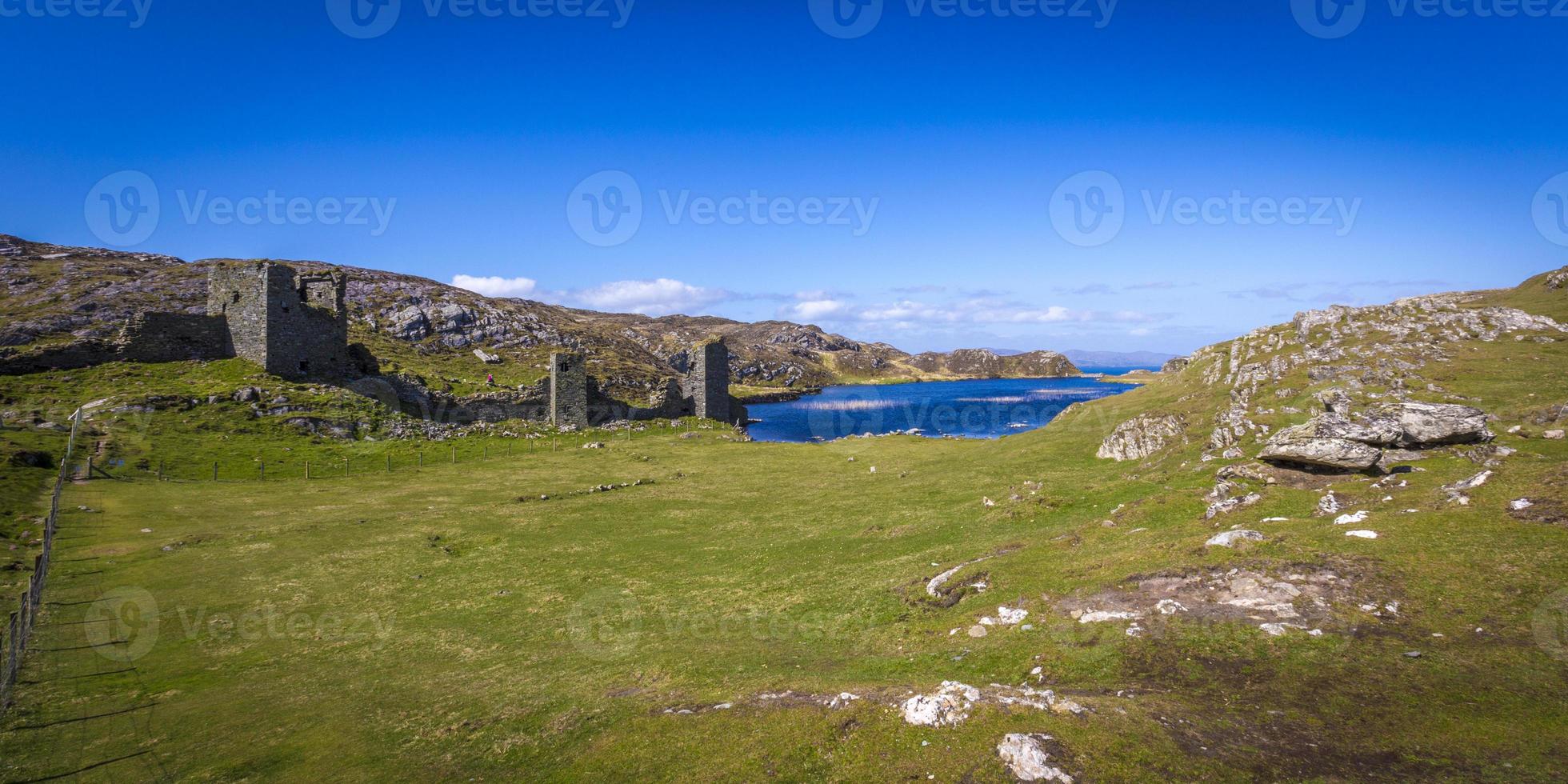 koppla av på vintage tre slott huvud på Mizen halvön i Irland foto