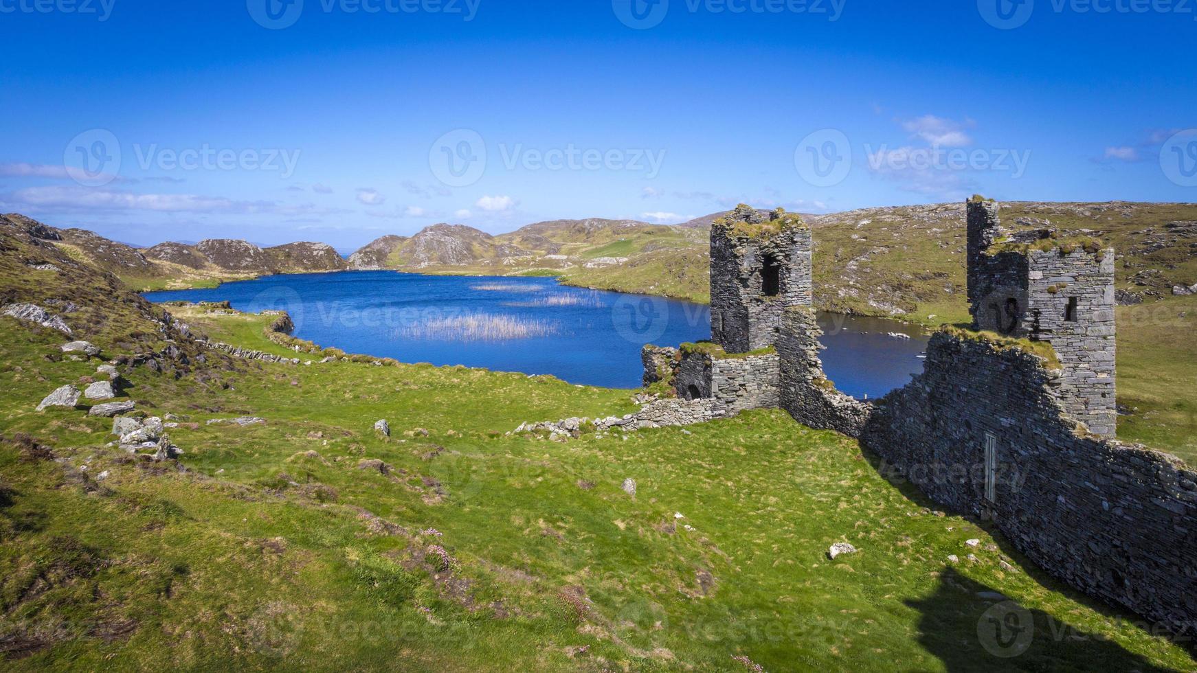 koppla av på vintage tre slott huvud på Mizen halvön i Irland foto