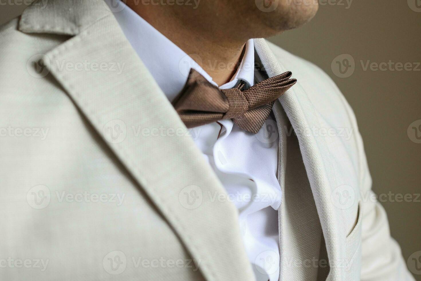 brudgum få redo för hans bröllop och åtdragning hans slips foto