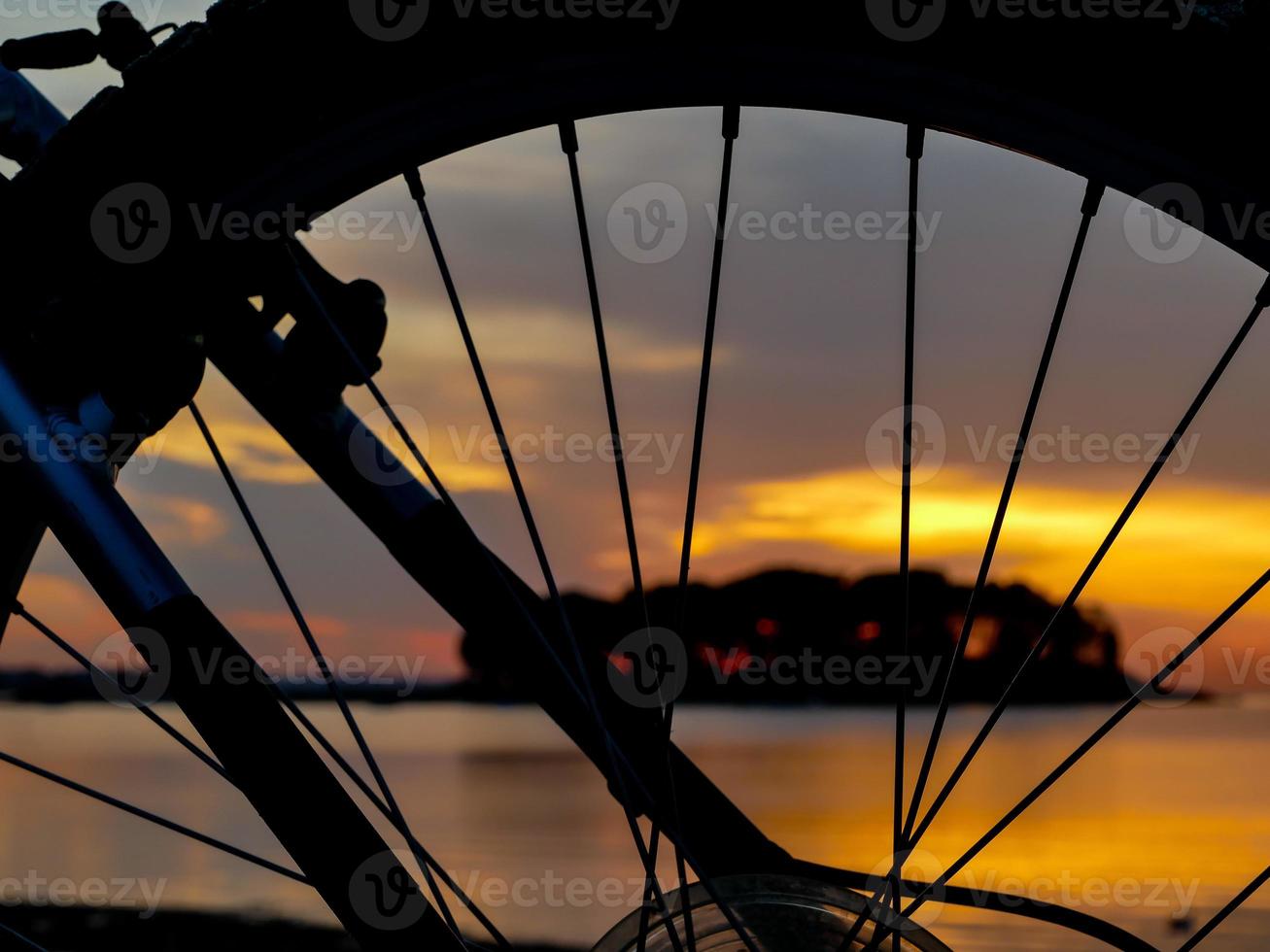 hjul siluett från cykel och soluppgång ljus foto