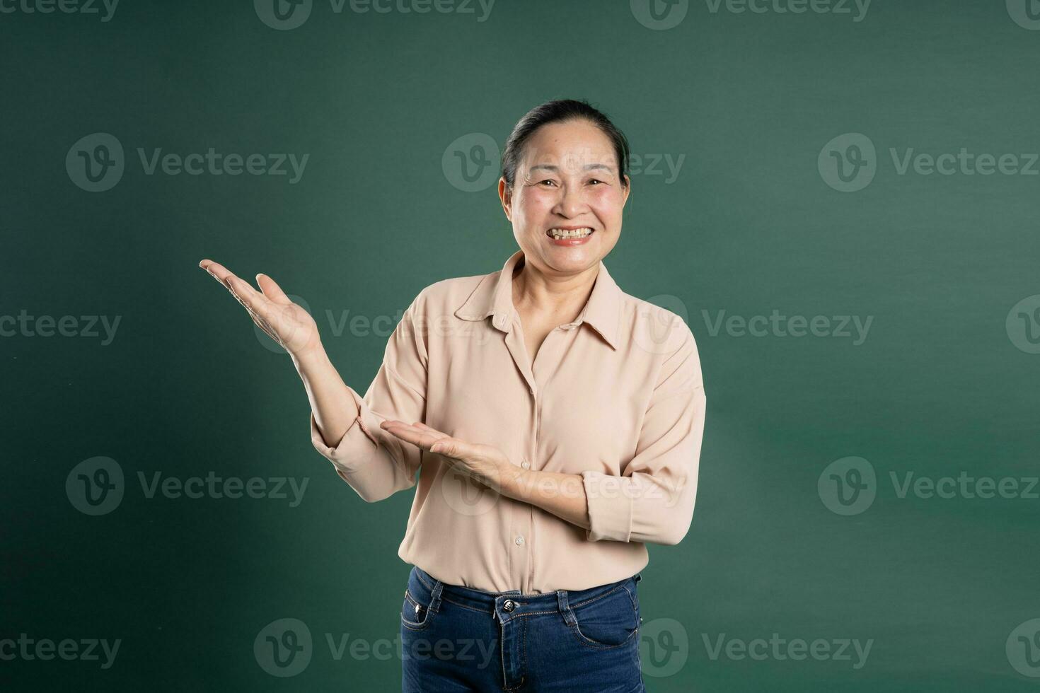 gangang medelålders asiatisk kvinna porträtt Framställ på blå bakgrund foto