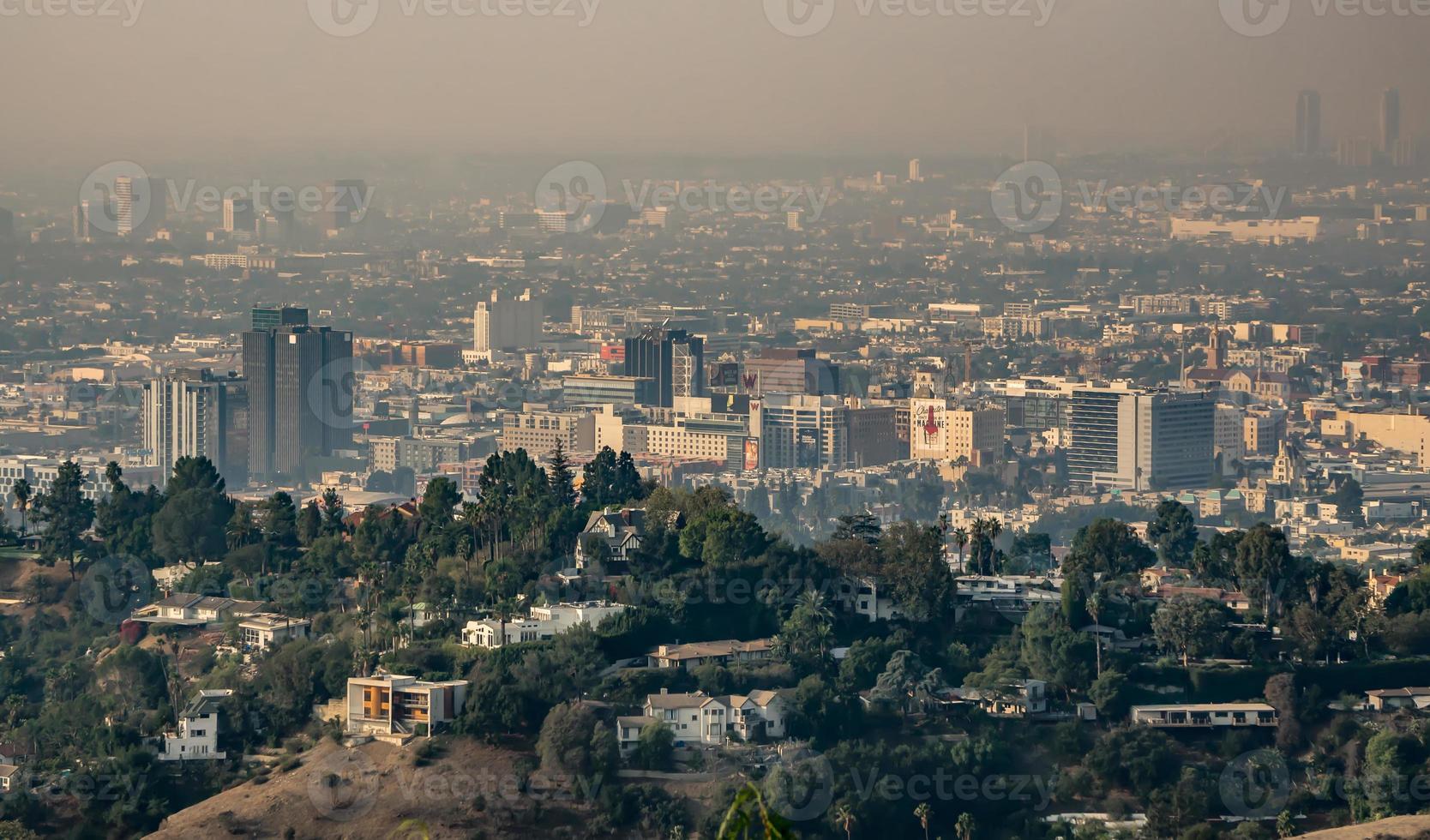 Los Angeles skyline och förorter insvept i rök från woosle-bränder 2018 foto