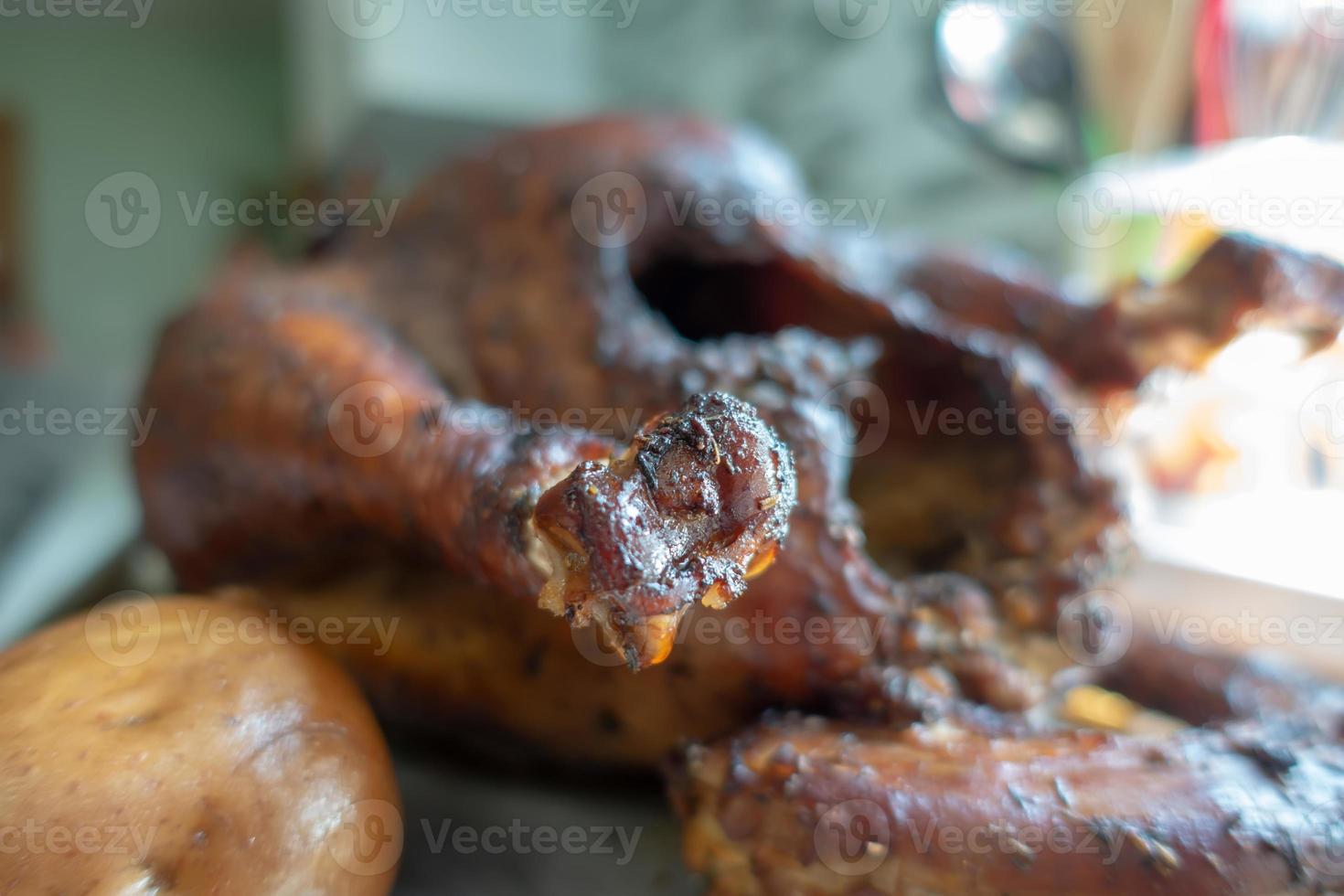 rökt hel kalkon och potatis på en bricka redo för lunch och middag foto