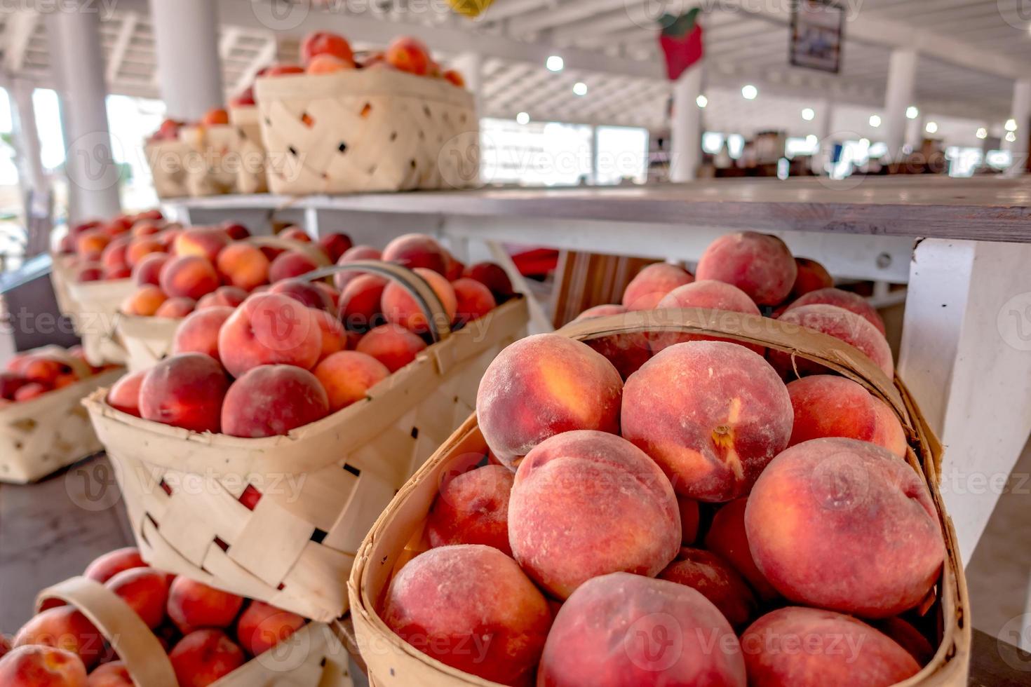 färska ekologiska frukter och grönsaker på bondemarknaden foto