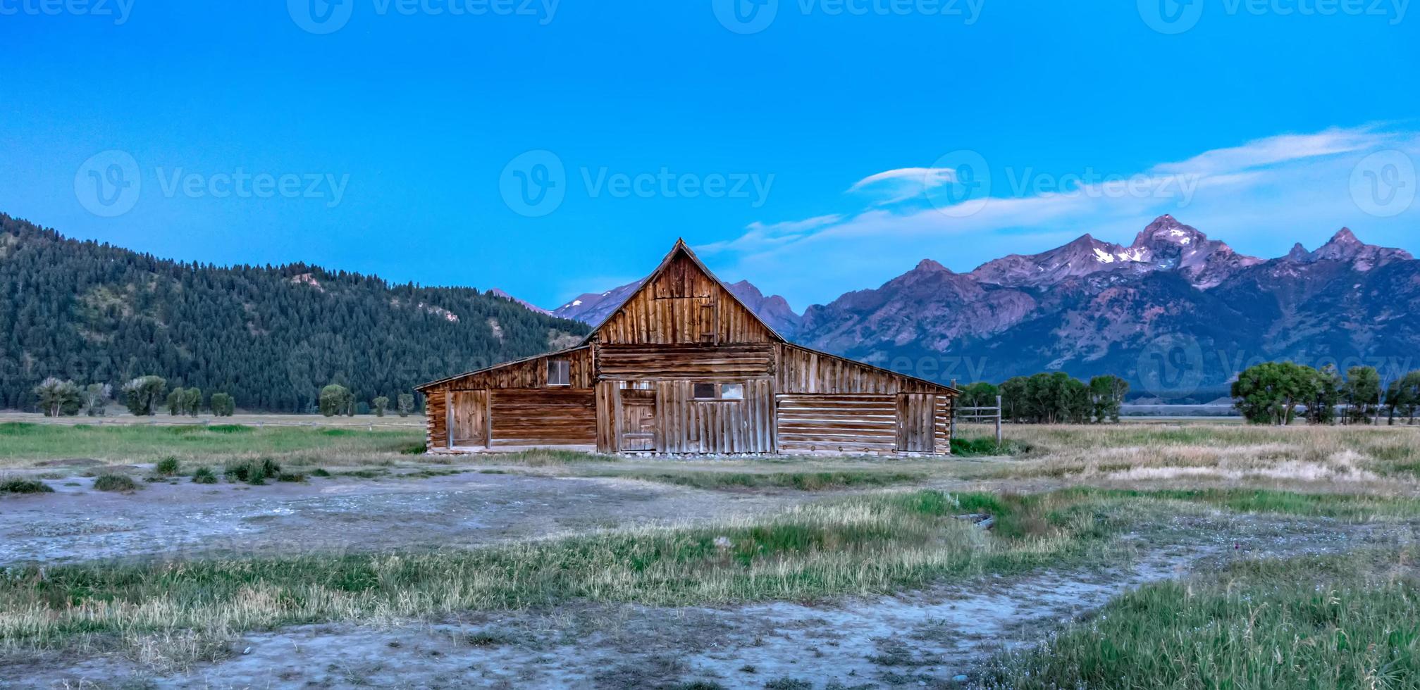 grand teton vacker utsikt med övergiven ladugård på mormonrad foto