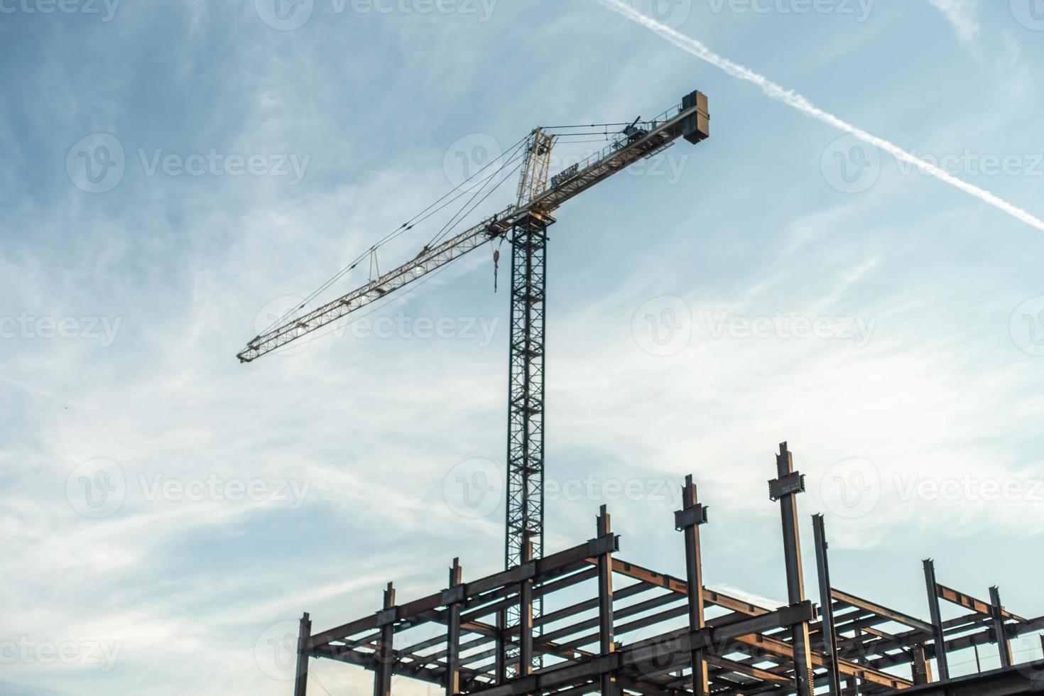 modern stad under konstruktion på morgonen foto