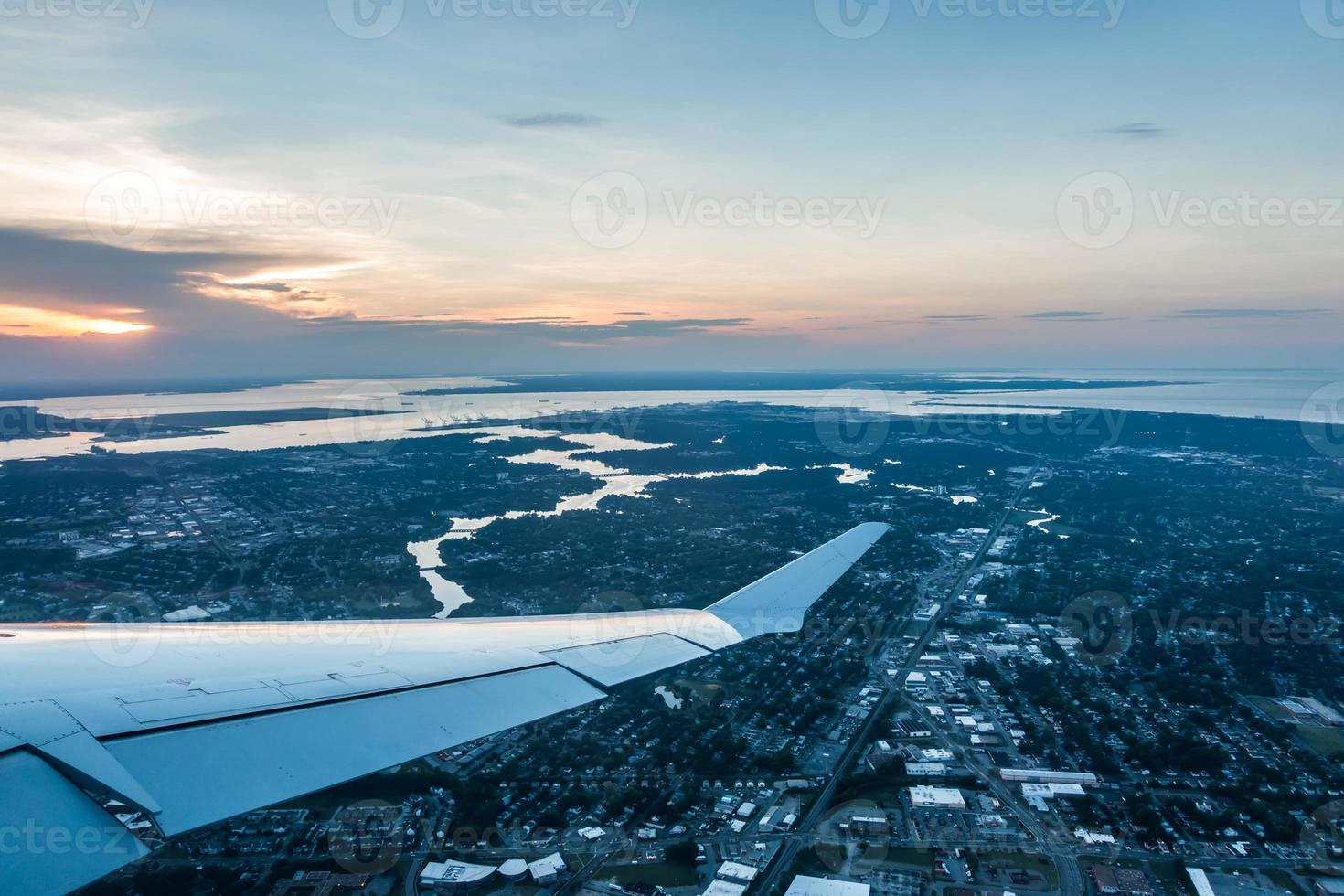 solnedgång från flygplan fönster foto