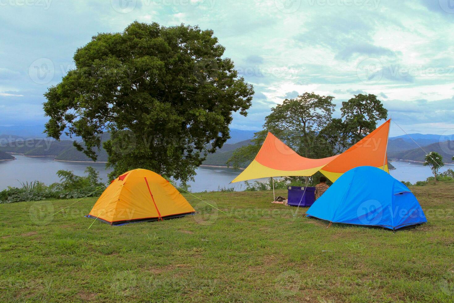 camping jord, srinakarin damm, tha kradan, si ungefär distrikt, kanchanaburi, thailand foto