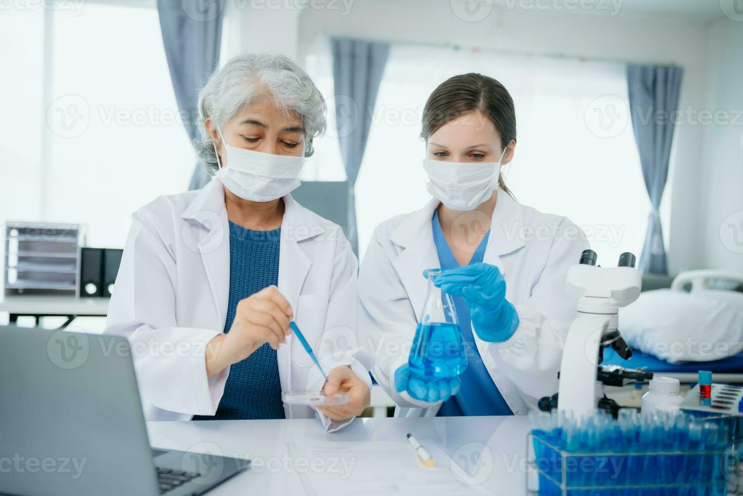 team kvinna forskare forskare ledande ett experimentera arbetssätt i de kemisk laboratorium foto