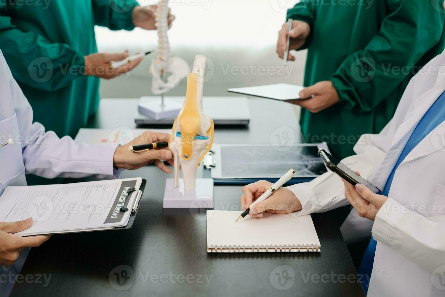 möte team av läkare och medicinsk personal samråd handla om de behandling av hjärta sjukdom, lunginflammation, mag-tarmkanalen och mage sjukdomar. och osteoporos på sjukhus foto