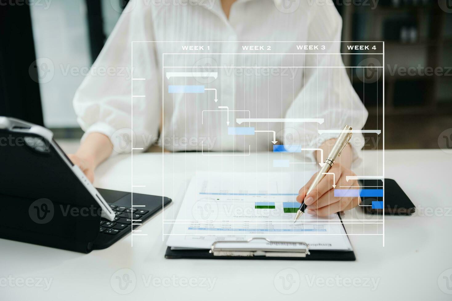 projektledare som arbetar och uppdaterar uppgifter med milstolpar framstegsplanering och Gantt-diagram schemaläggningsdiagram. företag som arbetar med smart telefon, surfplatta och bärbar dator på kontoret. foto