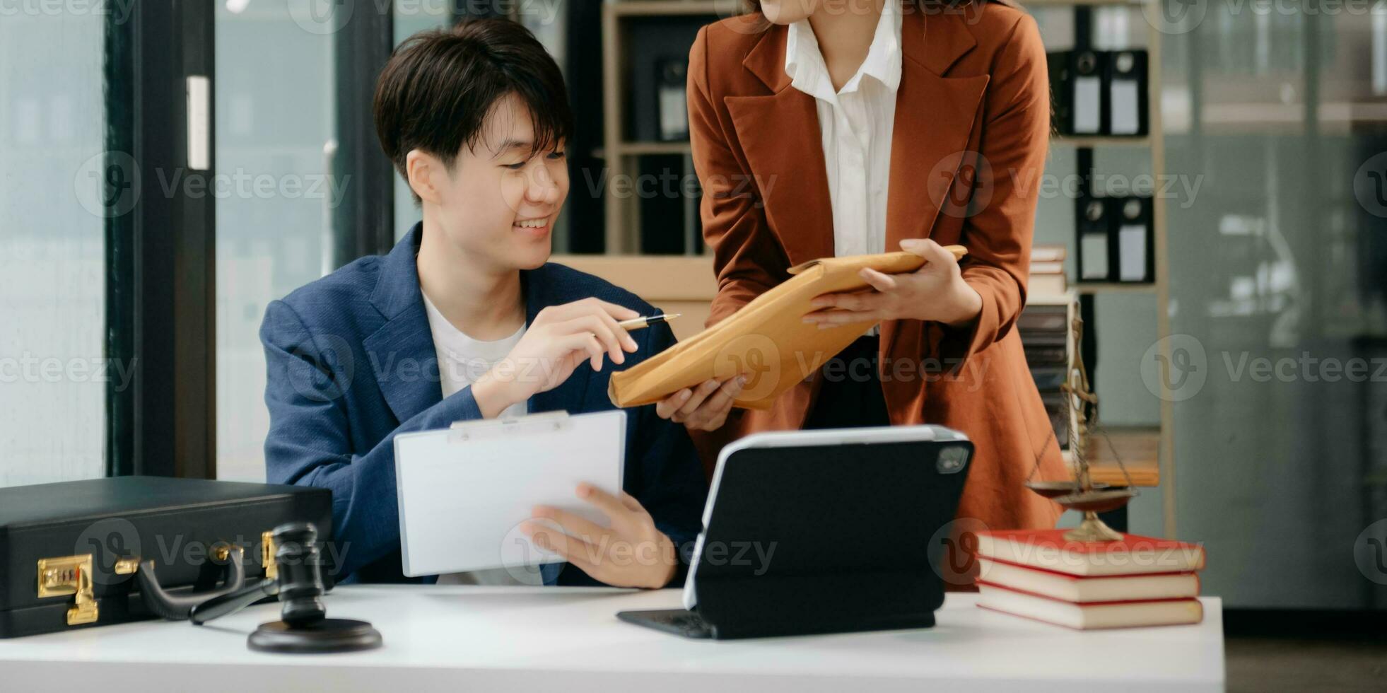 asiatisk företag team och advokater diskuterar kontrakt papper Sammanträde på de tabell. begrepp av lag, råd, Rättslig tjänster. på kontor foto