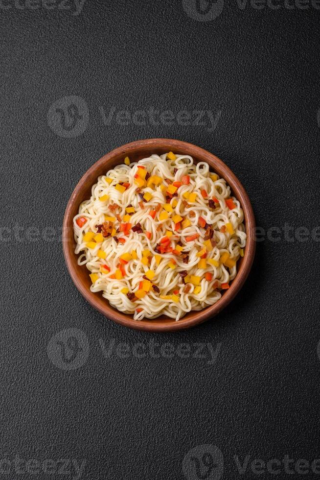 utsökt färsk asiatisk spaghetti med bitar av grönsaker, kött, med salt, kryddor och örter foto