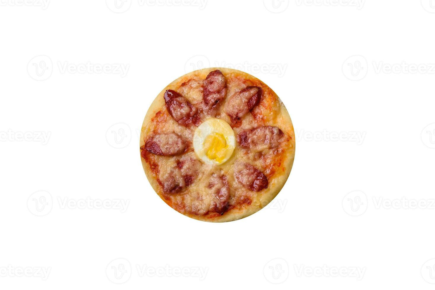 hemlagad pizza med korvar, tomater, ost, kryddor och örter på en trä- skärande styrelse foto