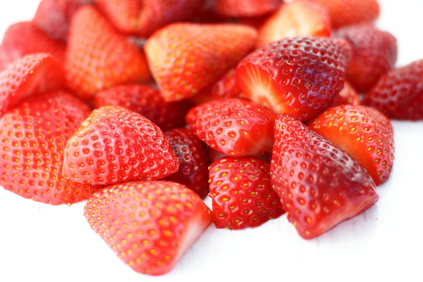 massa jordgubbar på vitt foto