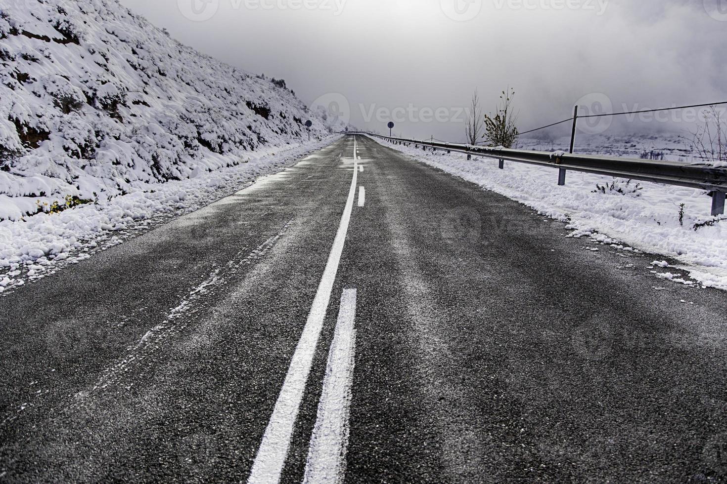 snöig bergsväg på vintern foto