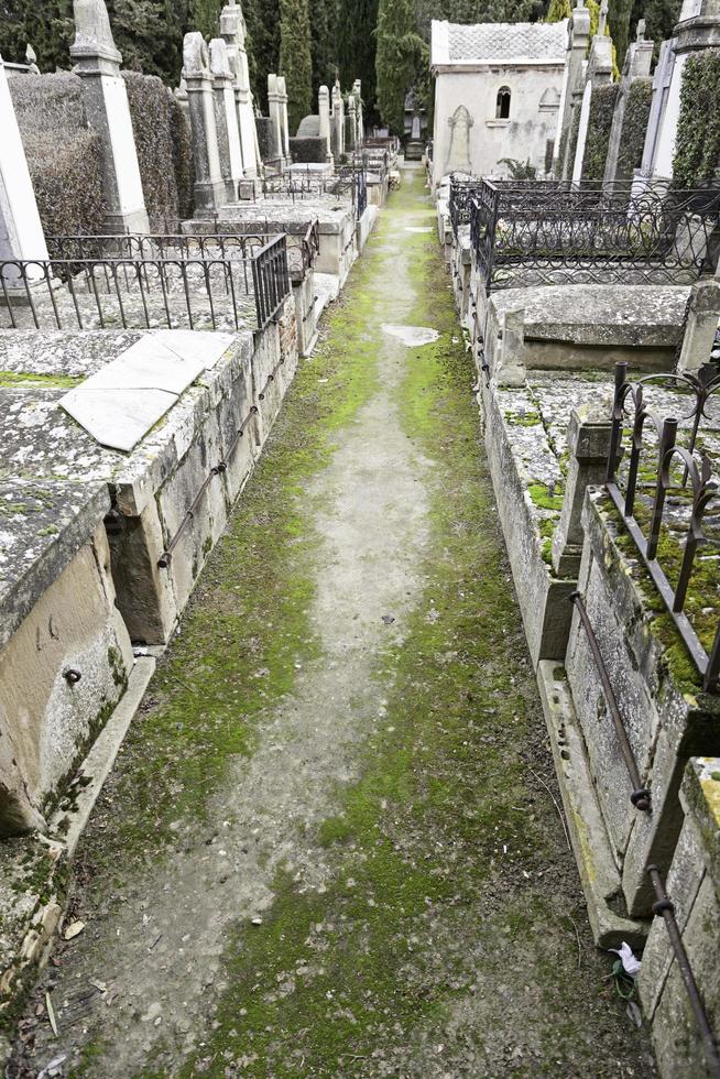 gotisk kyrkogård med gravar foto