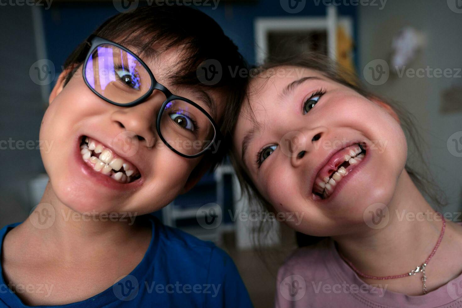 en pojke och en flicka leende tandlös ler. foto