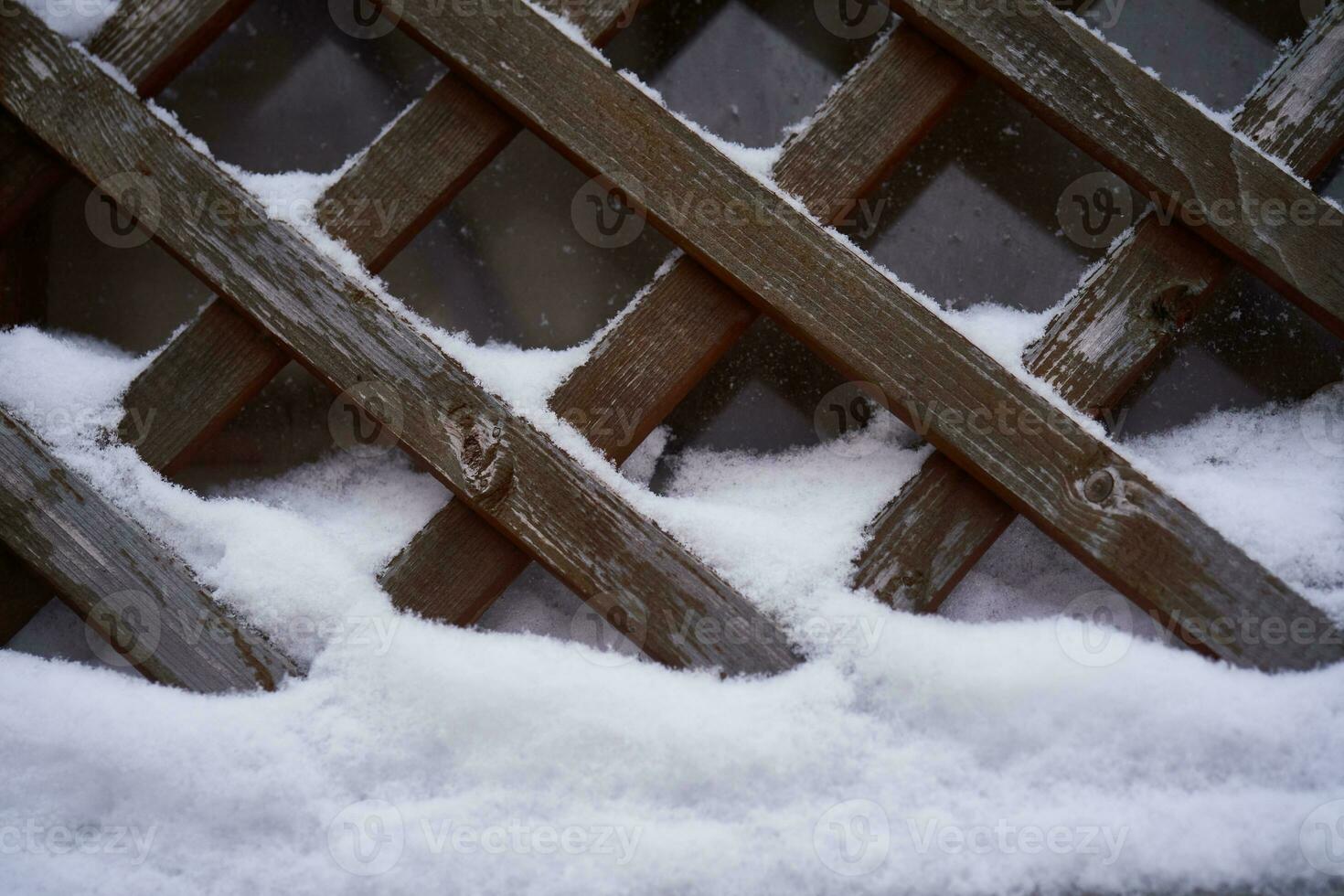 trä- vägg täckt med snö. foto