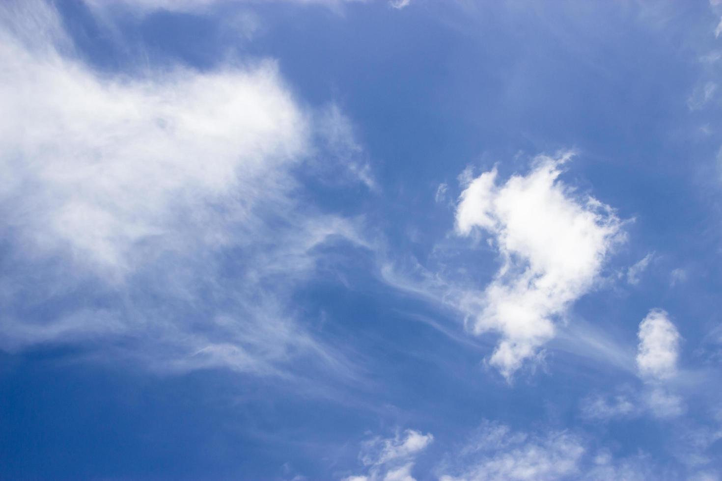 blå himmel bakgrund med moln foto