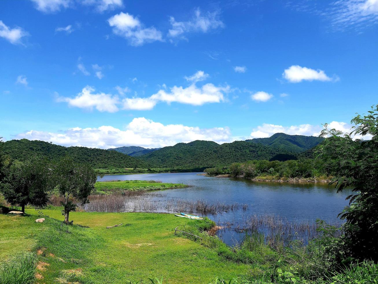 Campingplatsen, Ratchaburi, Thailand. landskap med berg, skog och en flod framför. vackra landskap. foto