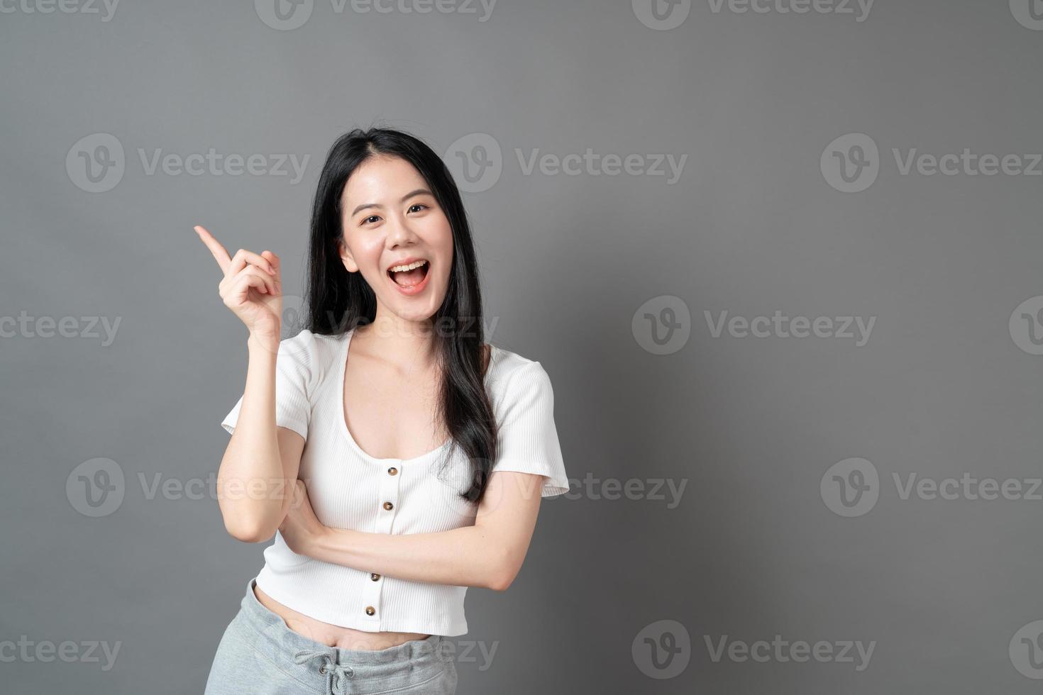 ung asiatisk kvinna med tänkande ansikte foto