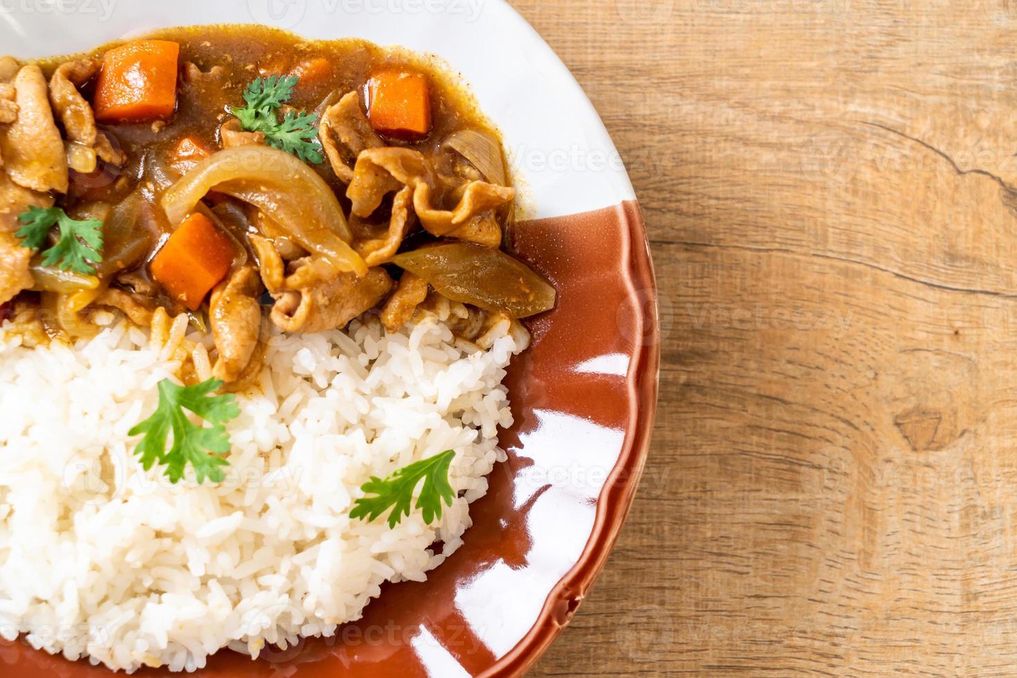 japanskt curryris med skivat fläsk, morot och lök foto