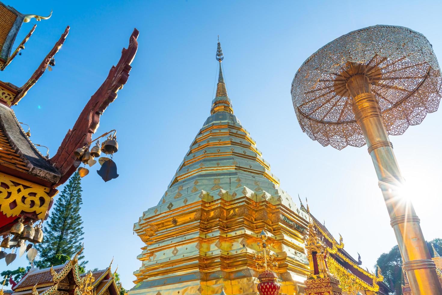 vackert gyllene berg vid templet vid wat phra som doi suthep i Chiang Mai, Thailand. foto