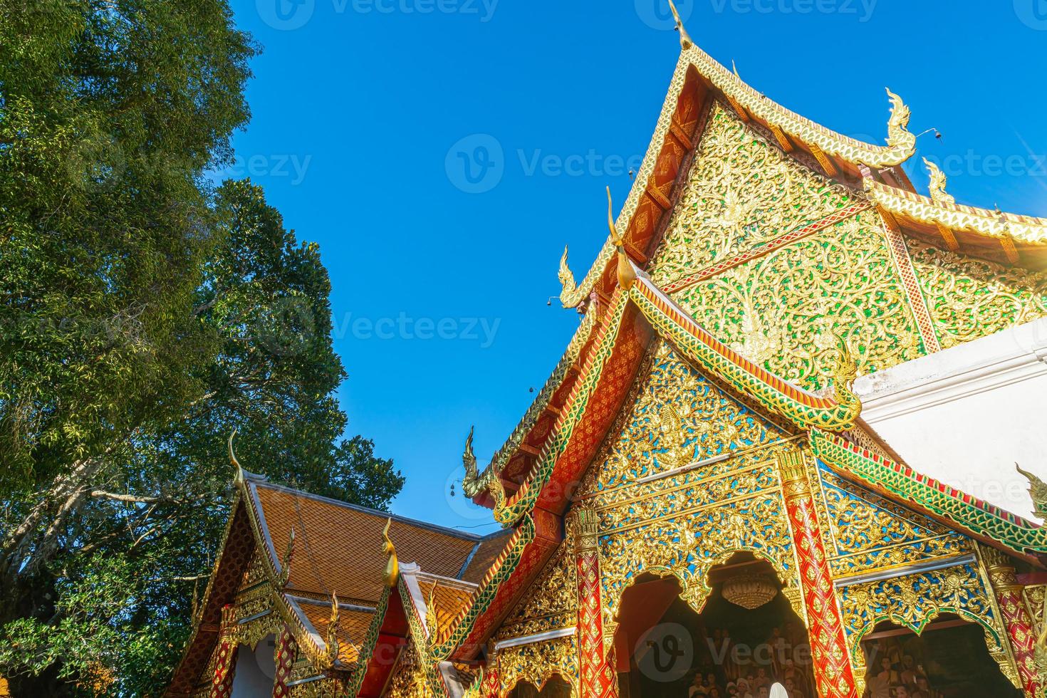 vackert gyllene berg vid templet vid wat phra som doi suthep i Chiang Mai, Thailand. foto