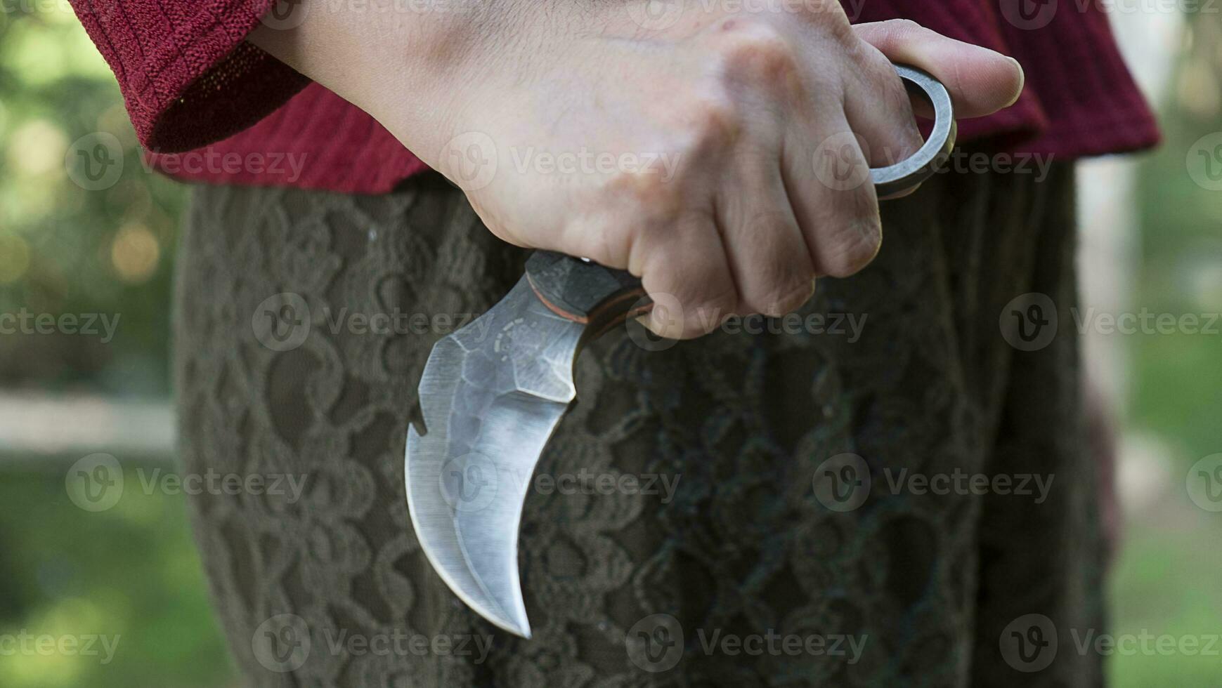 karambitkniv i damhand taktisk fighter foto