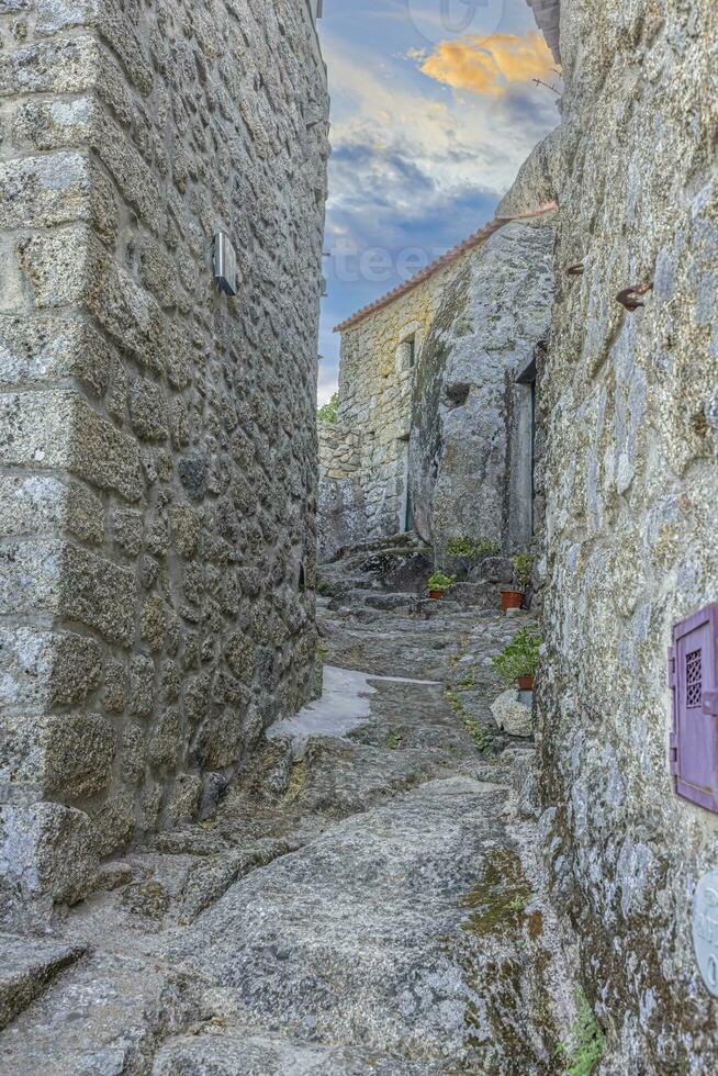 scen av en folktom gata från de historisk stad av monsanto i portugal foto