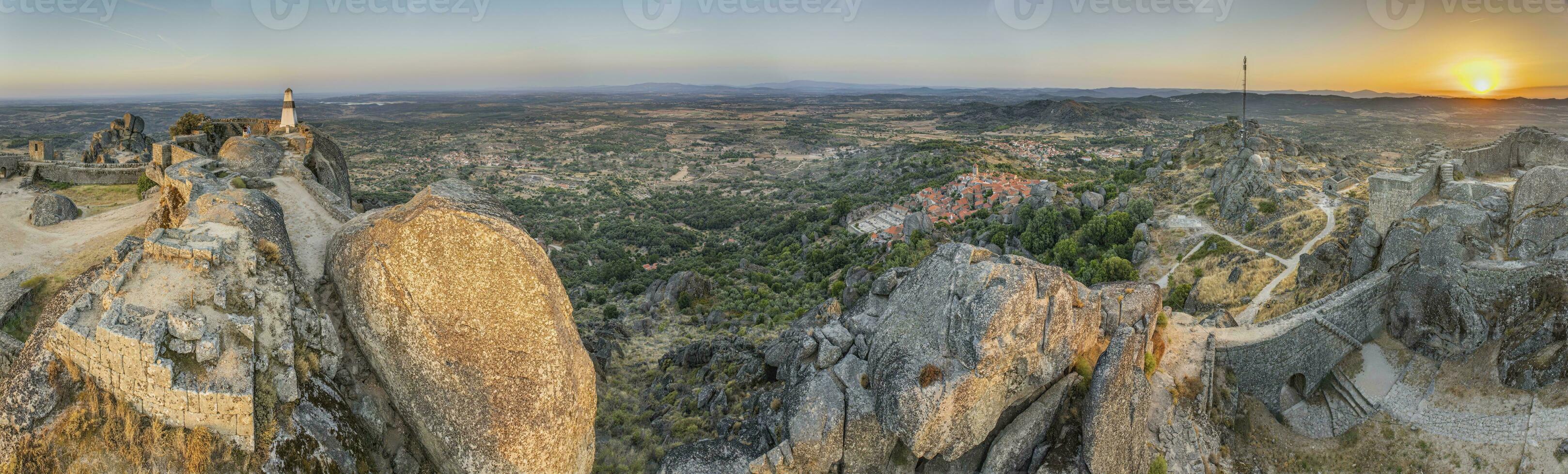 Drönare panorama av historisk stad och befästning monsanto i portugal i de morgon- under soluppgång foto