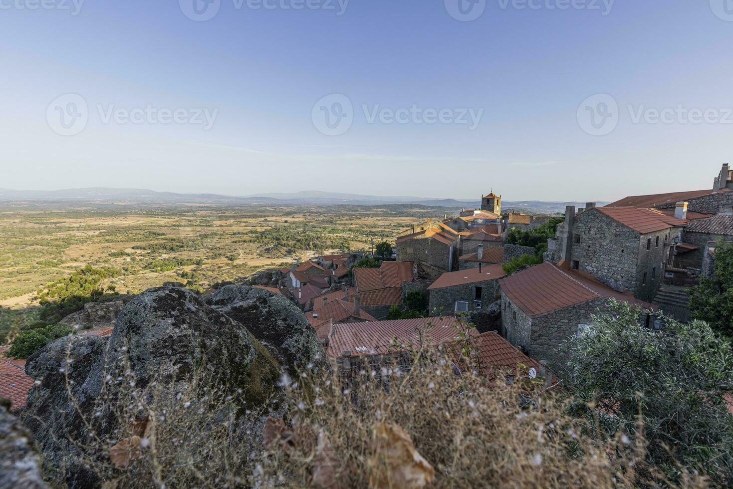 se över folktom historisk stad av monsant i portugal under soluppgång foto
