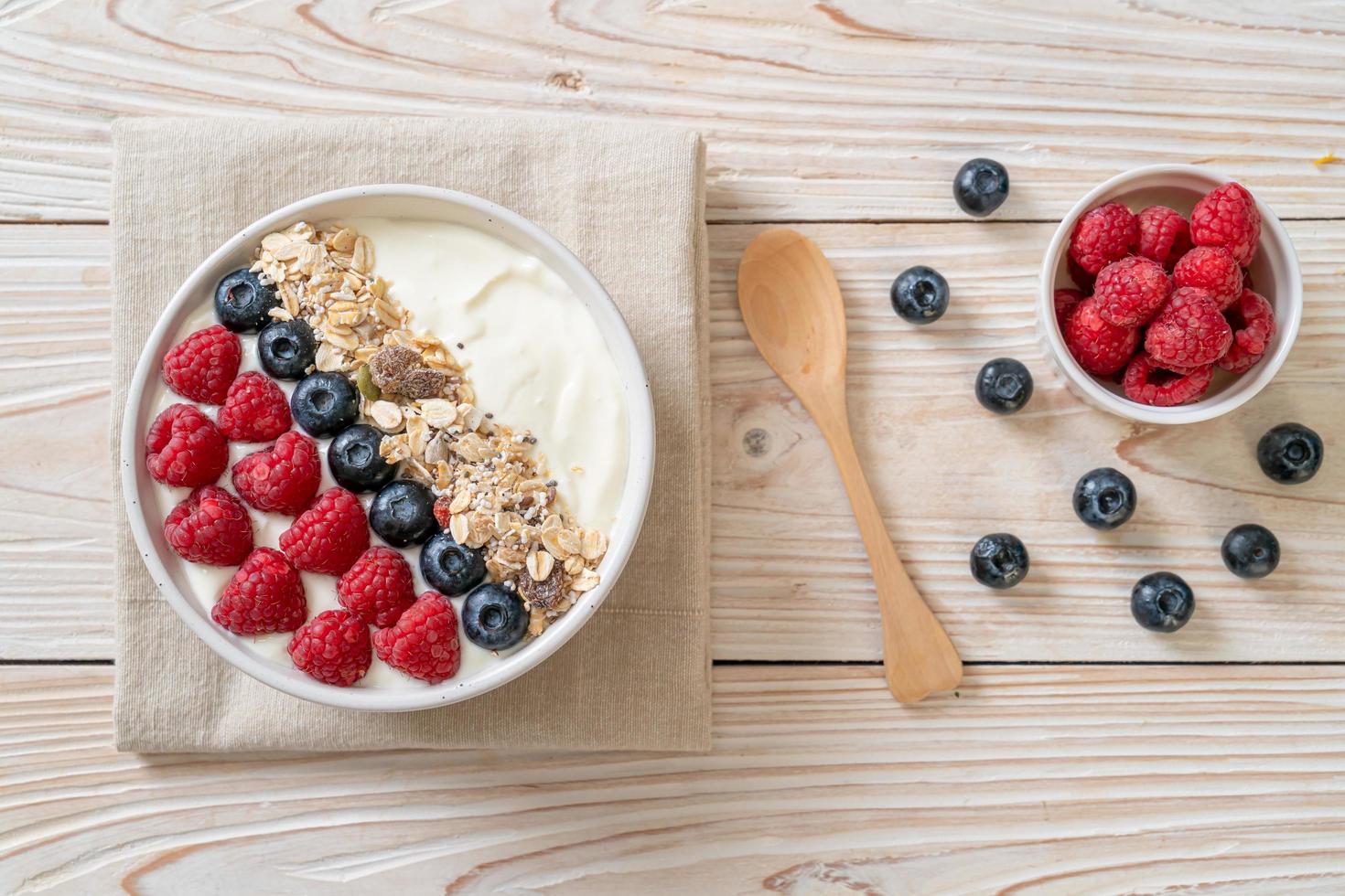 hemlagad yoghurtskål med hallon, blåbär och granola - hälsosam matstil foto