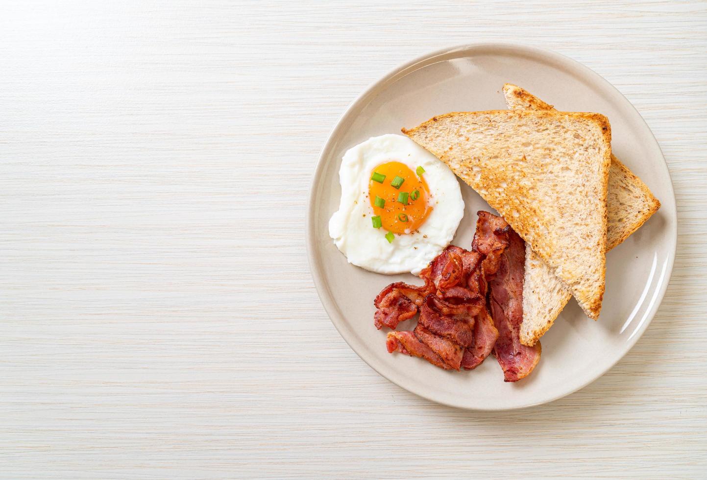 stekt ägg med rostat bröd och bacon till frukost foto