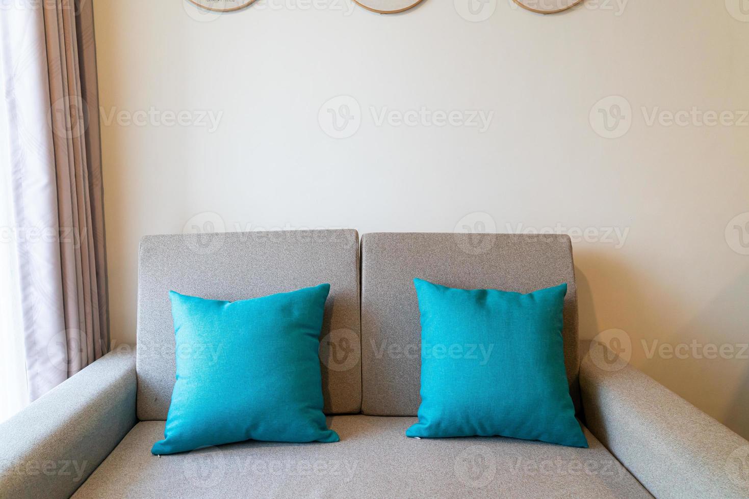 bekväma kuddar dekoration på soffan i vardagsrummet foto